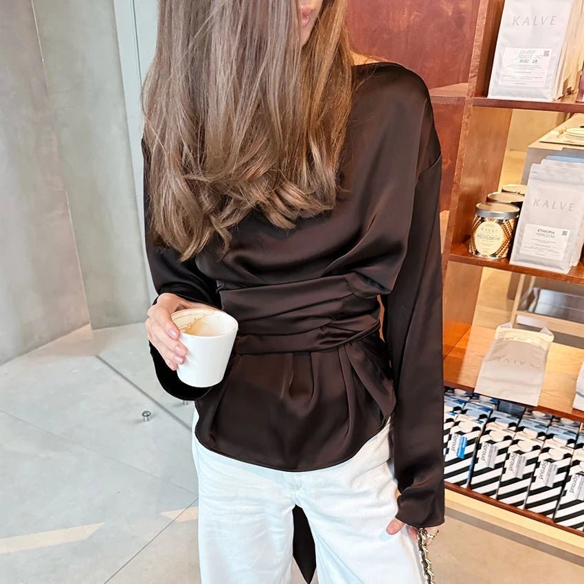 Blusa de satén Penelope con lazo en la espalda