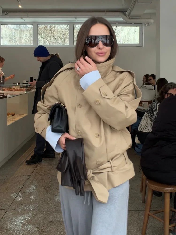 Abrigo con cordones y cuello alto Portia