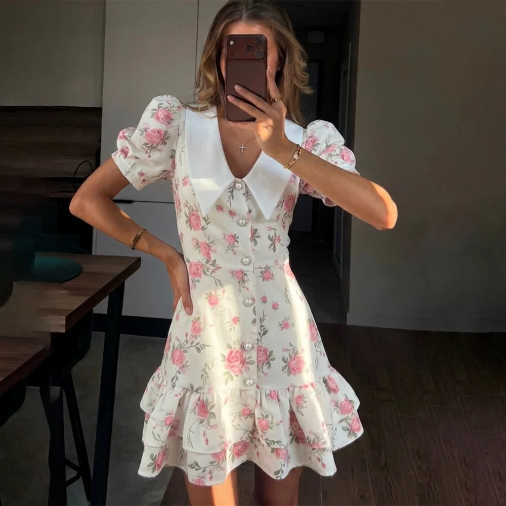 Minivestido estampado con escote en V y volantes