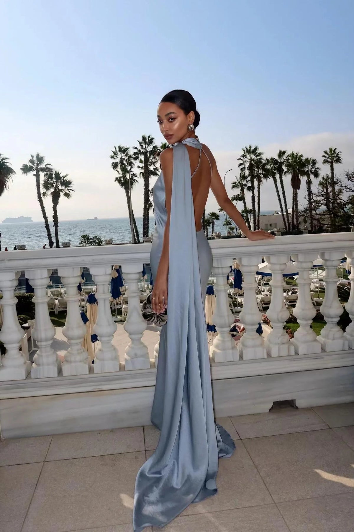 Vestido de noche Raisa de satén con lazo y espalda descubierta