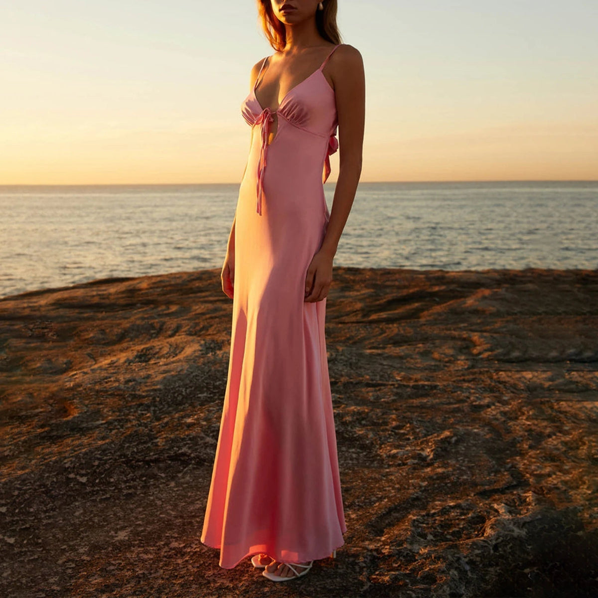 Vestido de tirantes Romy con espalda descubierta y lazo delantero
