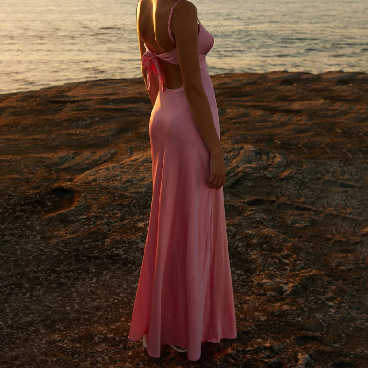 Vestido de tirantes Romy con espalda descubierta y lazo delantero