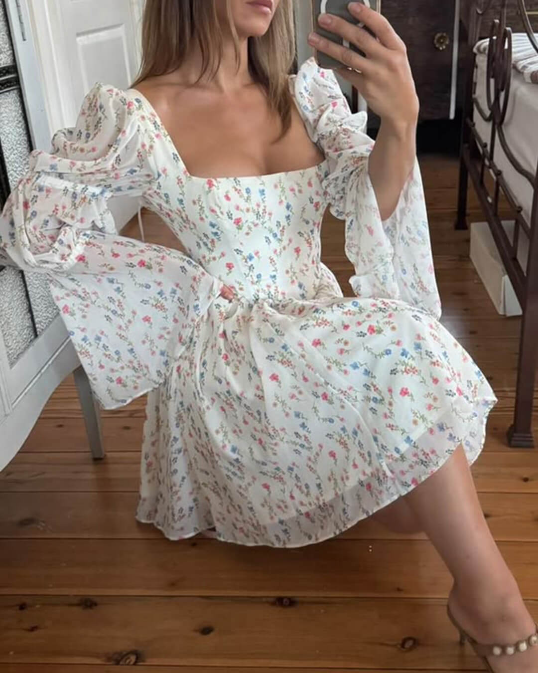 Vestido corto Rose con hombros descubiertos y volantes