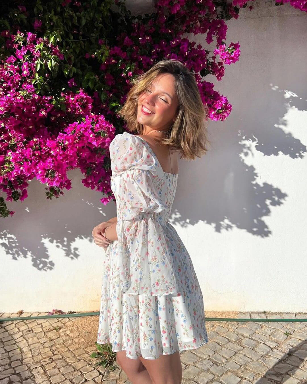 Vestido corto Rose con hombros descubiertos y volantes
