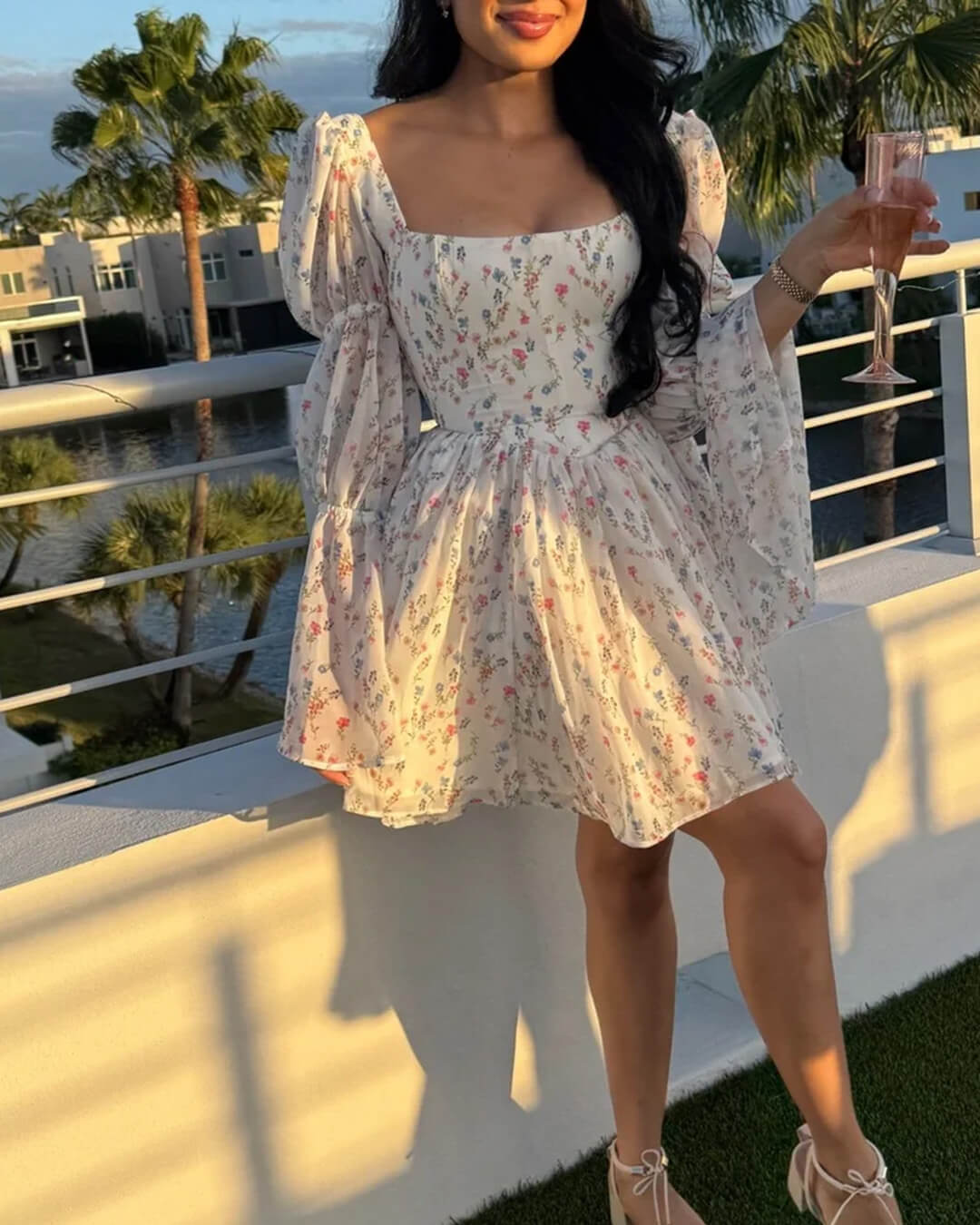 Vestido corto Rose con hombros descubiertos y volantes