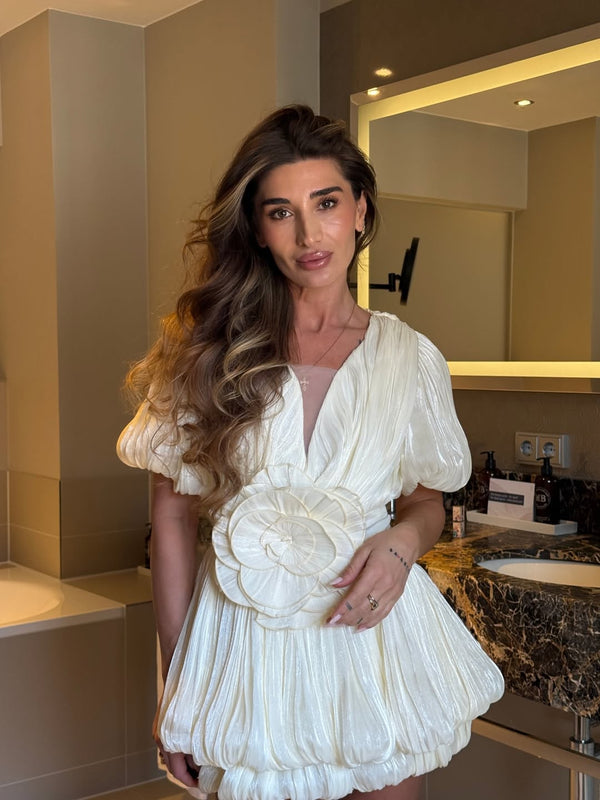 Vestido corto de bajo globo y mangas abullonadas con roseta