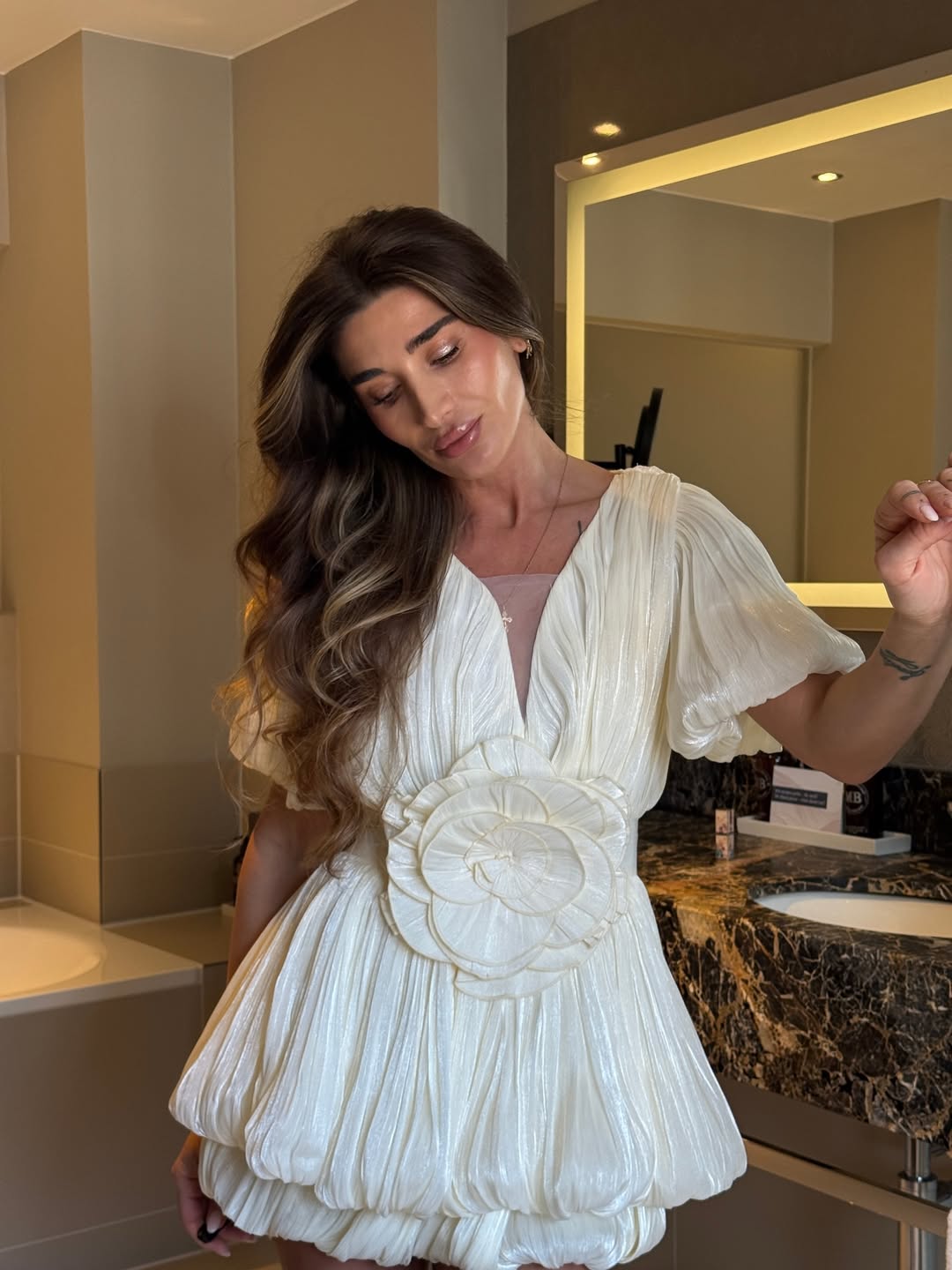 Vestido corto de bajo globo y mangas abullonadas con roseta