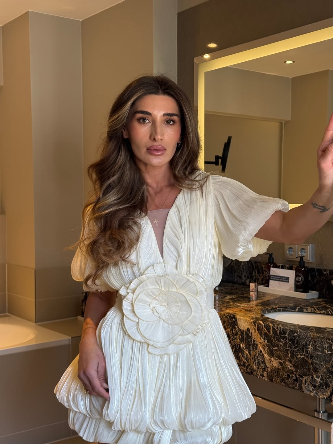 Vestido corto de bajo globo y mangas abullonadas con roseta