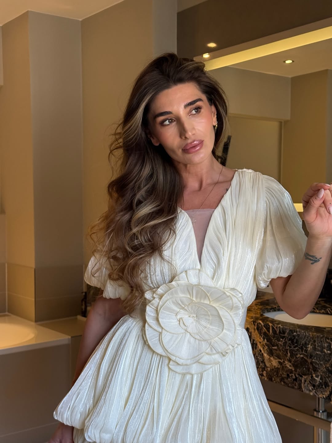 Vestido corto de bajo globo y mangas abullonadas con roseta