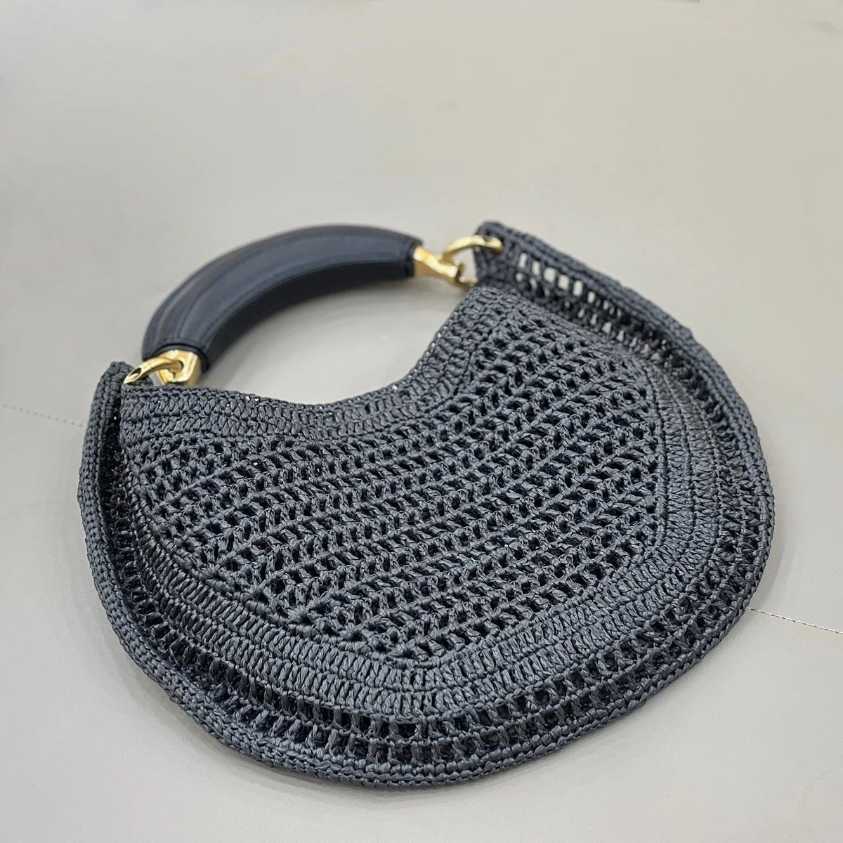 Bolso tejido de media luna Sabine