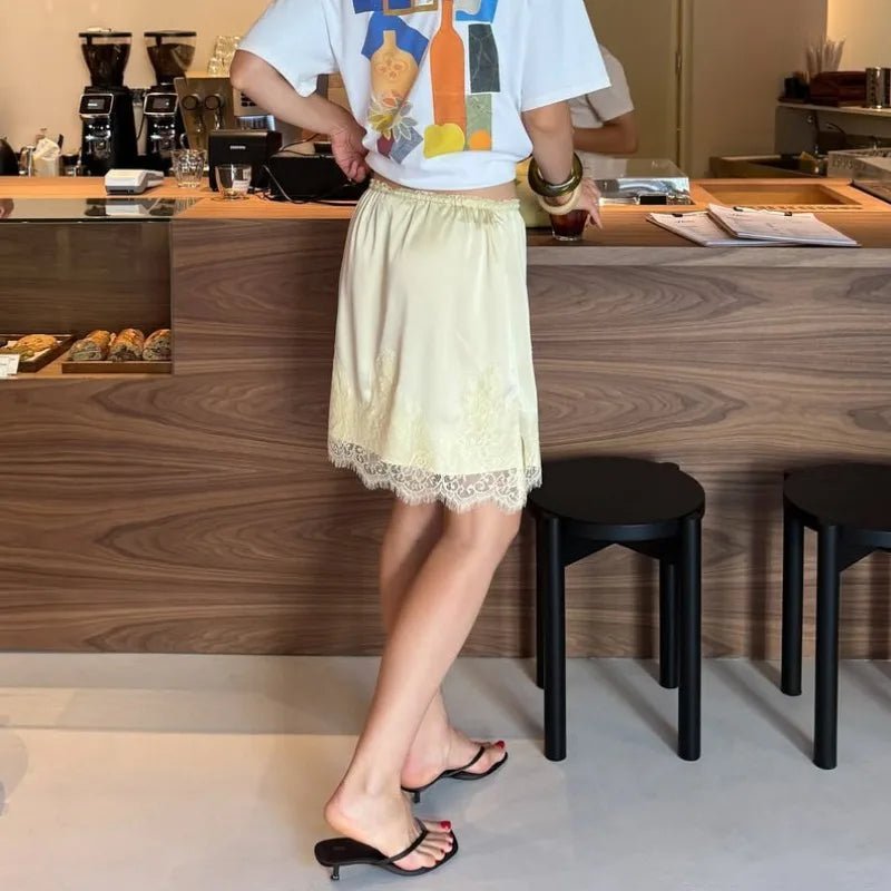 Minifalda de satén con patchwork de encaje Saskia