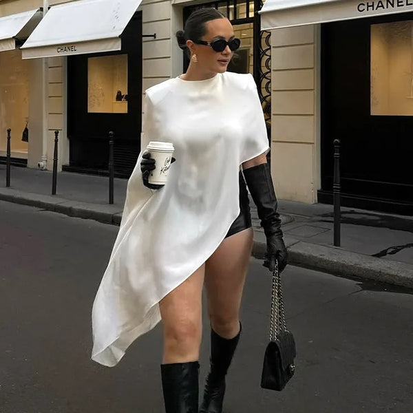 Vestido largo de satén con cuello alto y sin mangas