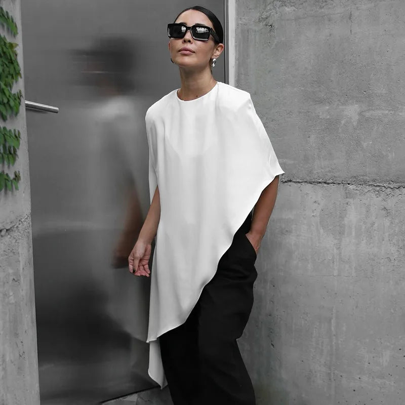 Vestido largo de satén con cuello alto y sin mangas