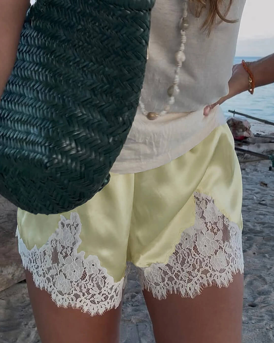 Shorts de satén con ribete de encaje Shaina