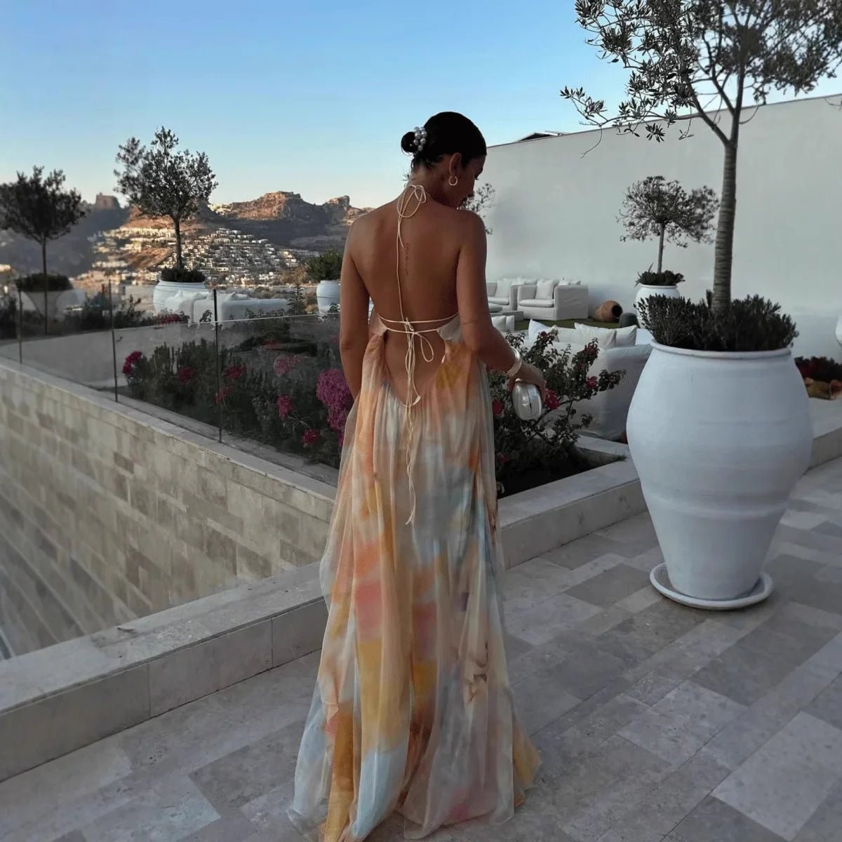 Vestido largo de encaje con escote halter y cordones Sophia