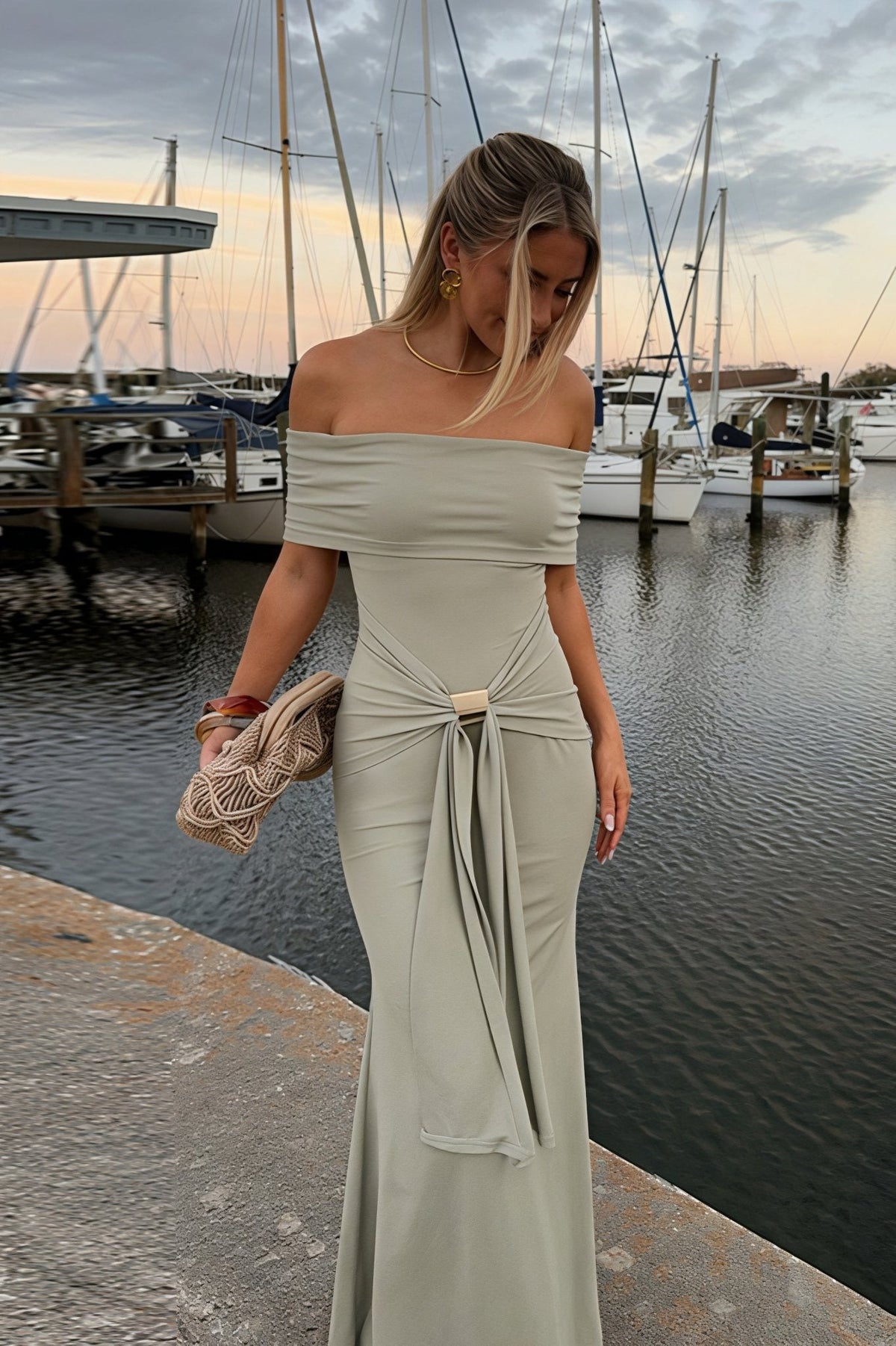 Vestido largo ajustado Sophia con hombros descubiertos y tirantes de lazo
