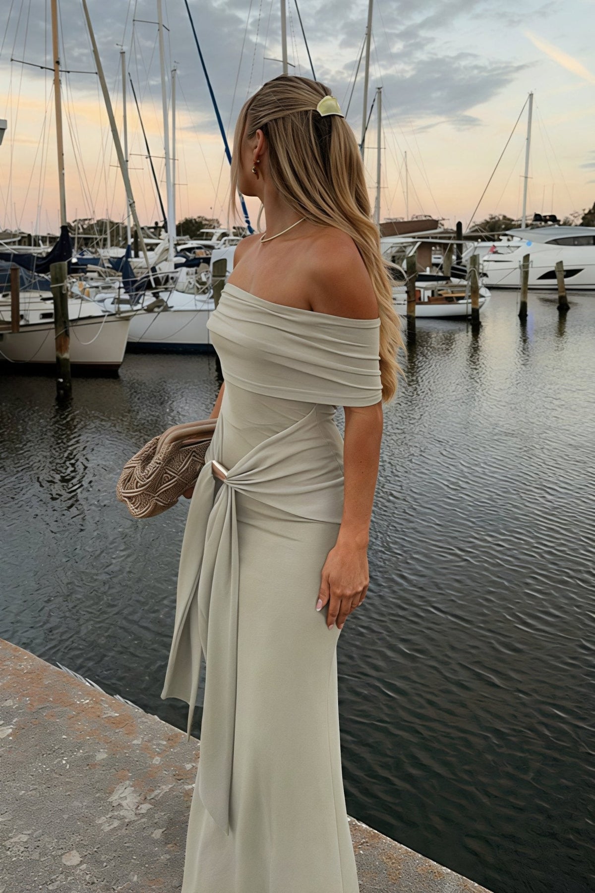 Vestido largo ajustado Sophia con hombros descubiertos y tirantes de lazo