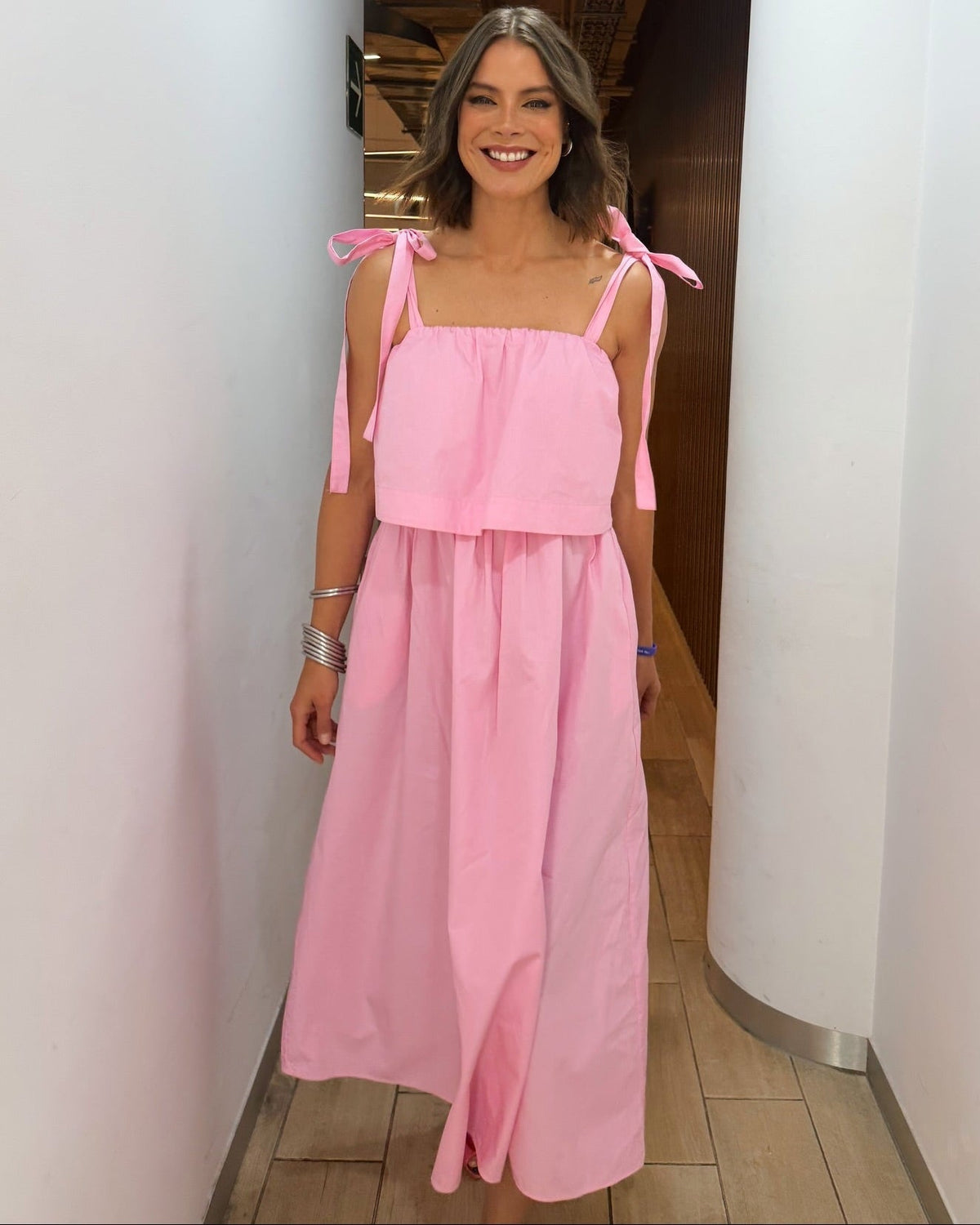 Vestido midi rosa con lazo y volantes Sophia