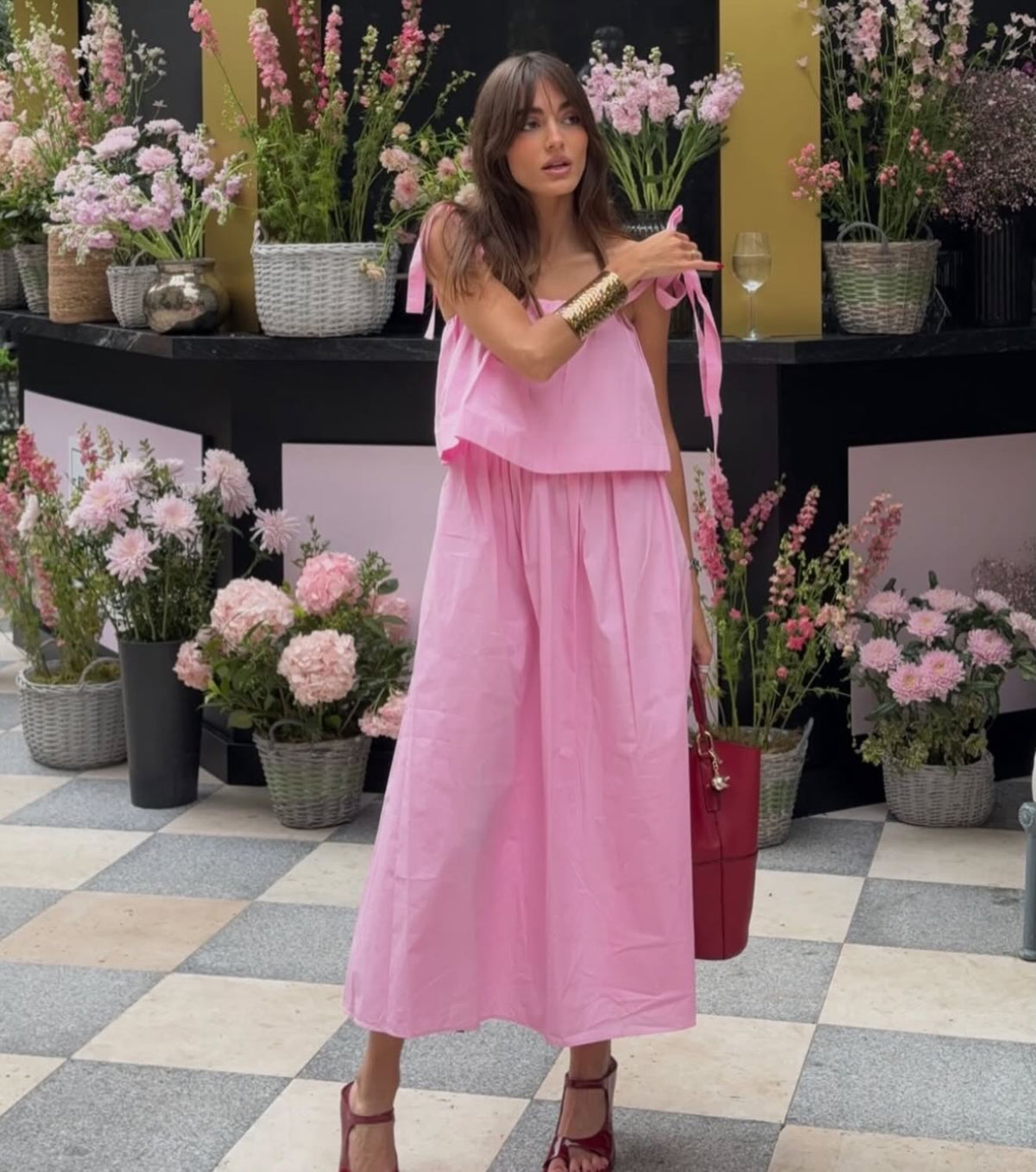 Vestido midi rosa con lazo y volantes Sophia