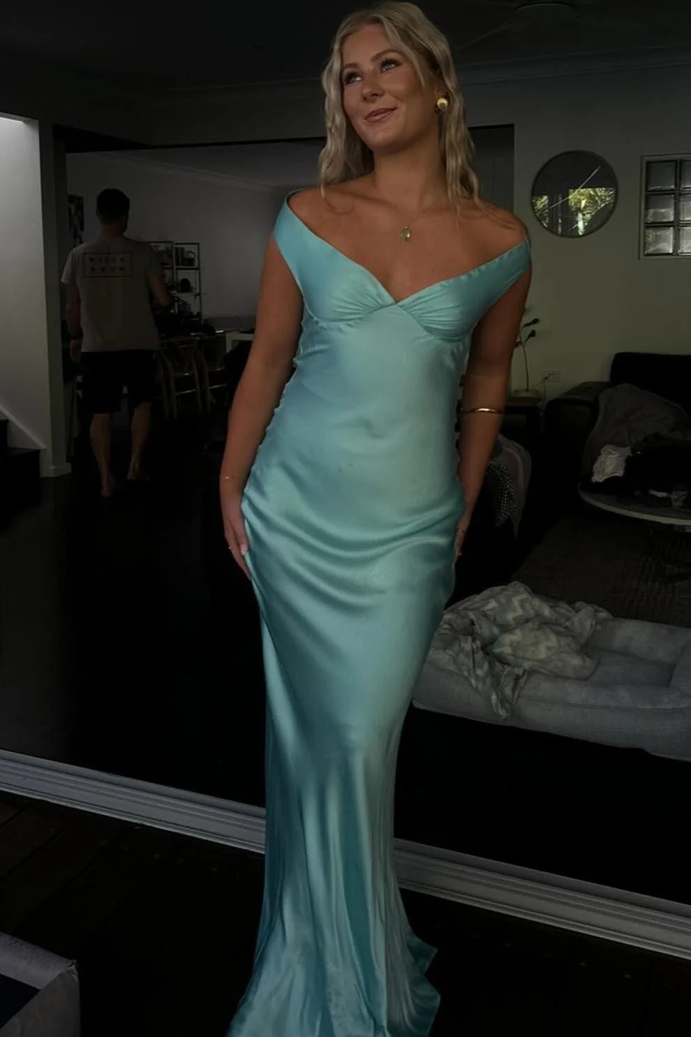 Vestido largo de satén con hombros descubiertos Sophia