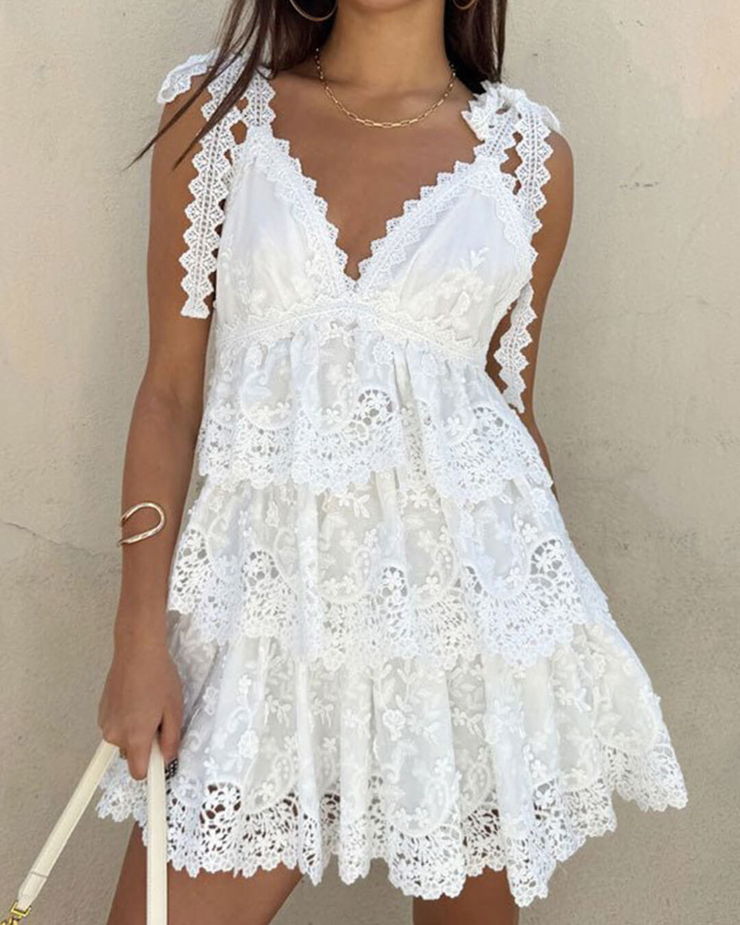 Minivestido Sophia de encaje escalonado con escote en V