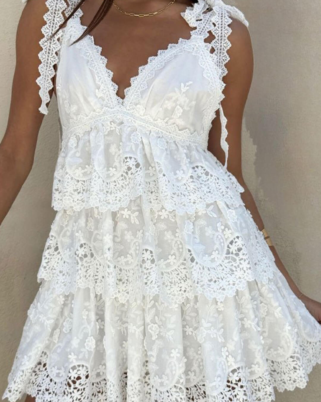 Minivestido Sophia de encaje escalonado con escote en V
