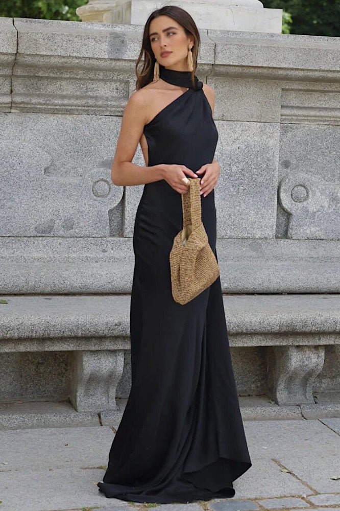 Vestido Suri de satén con cuello halter y capa