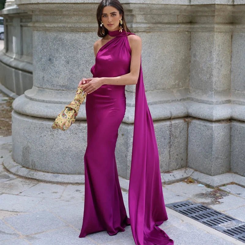 Vestido Suri de satén con cuello halter y capa