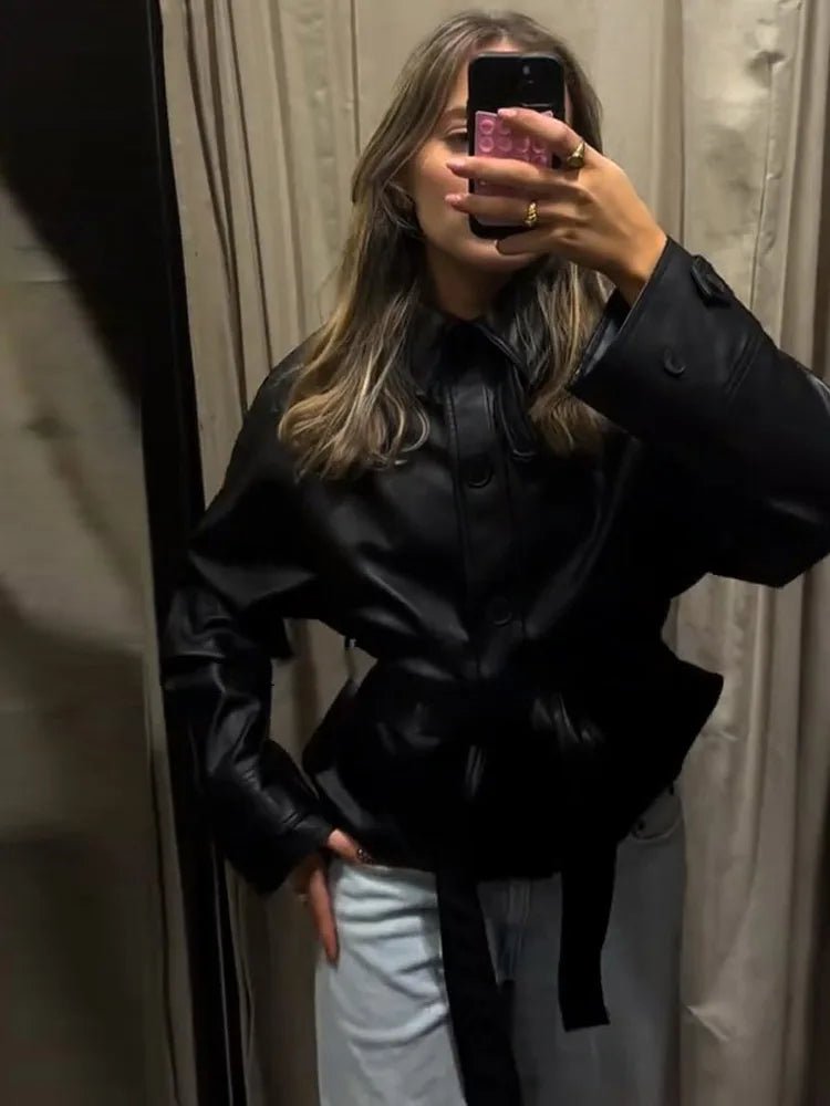 Chaqueta de piel sintética con cinturón Tabitha