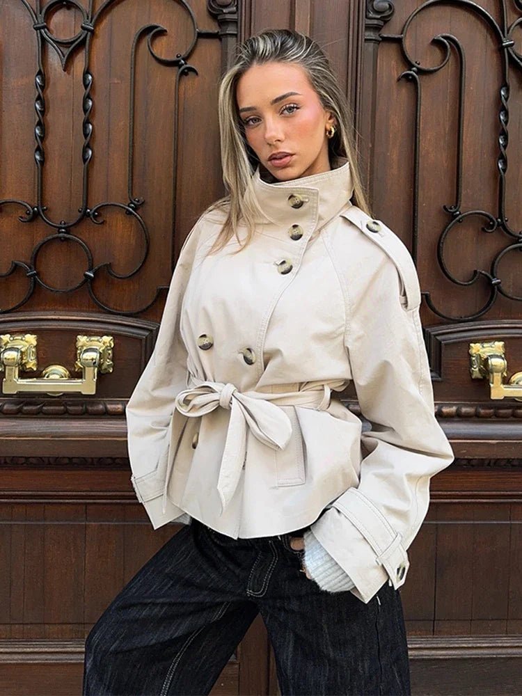 Gabardina corta Thea con cinturón