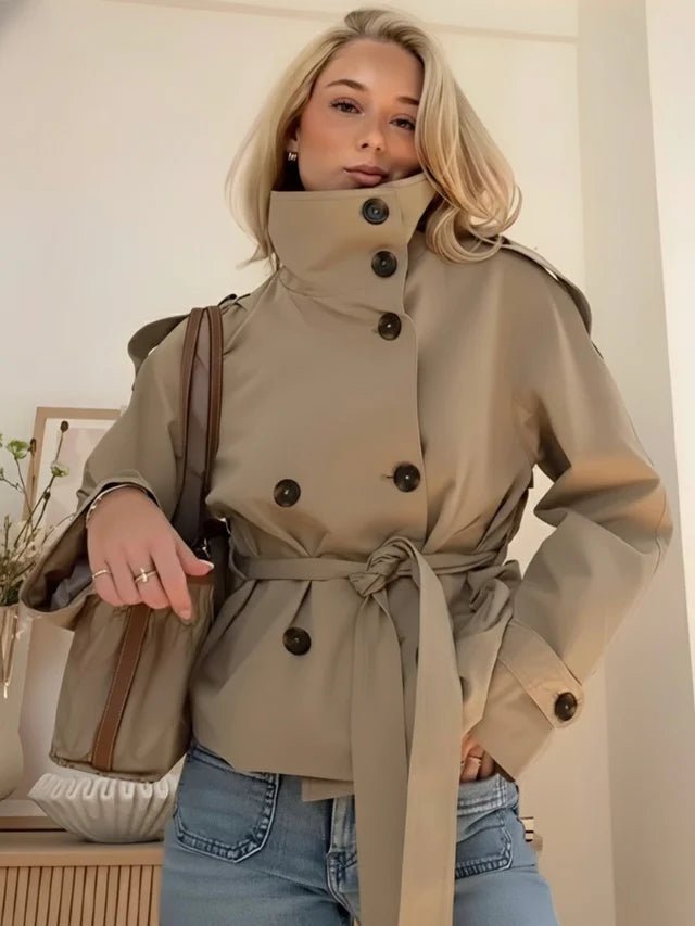 Gabardina corta Thea con cinturón