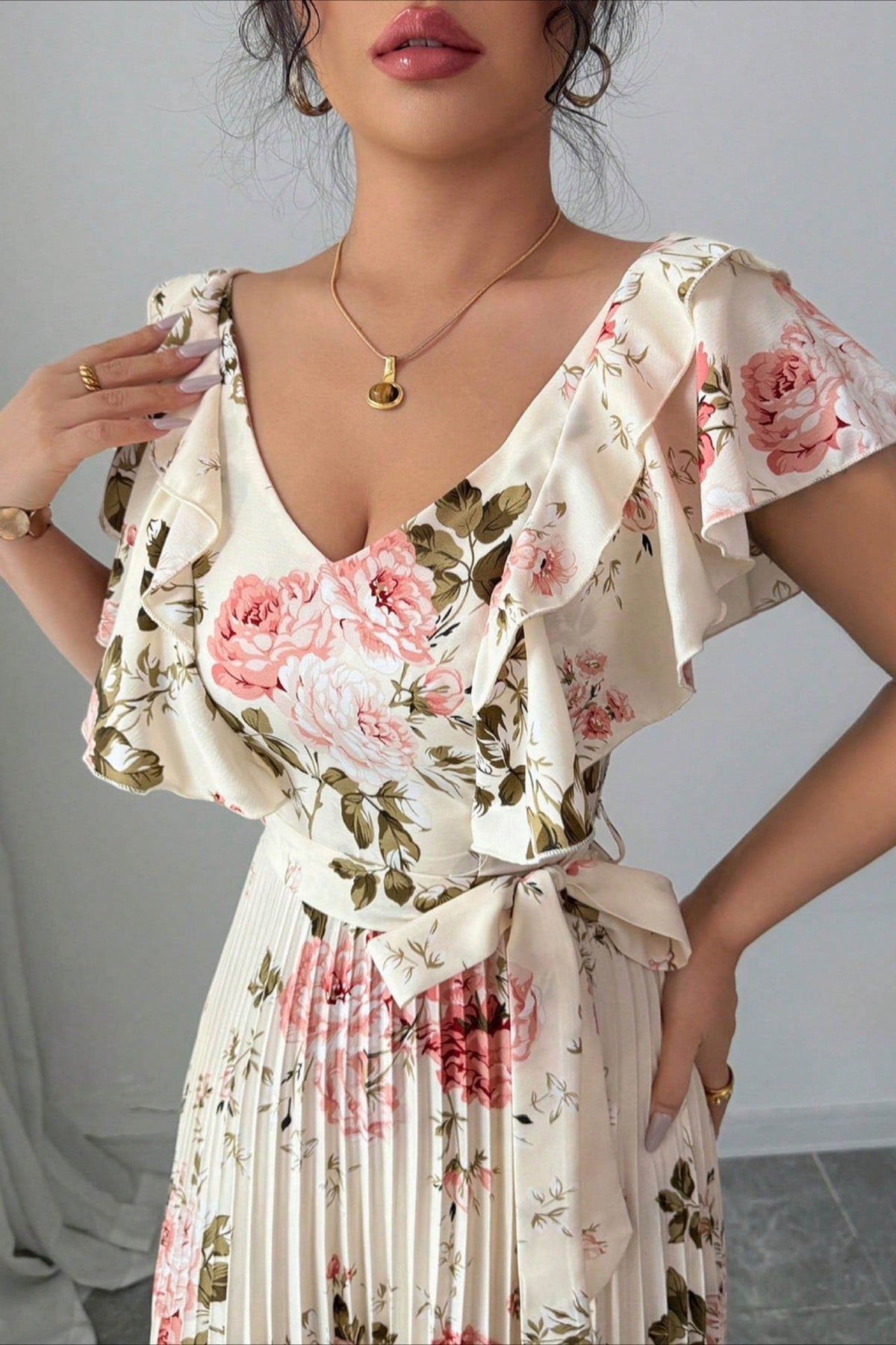 Maxivestido Valentina floral, con escote en V y mangas de volantes