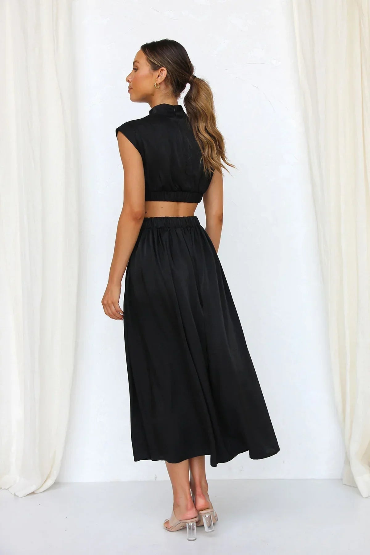 Vestido midi Valentina de cuello alto con aberturas en la cintura
