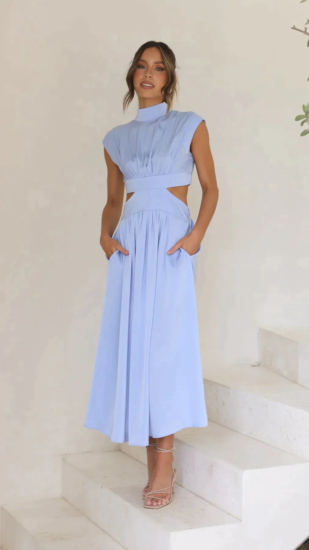 Vestido midi Valentina de cuello alto con aberturas en la cintura