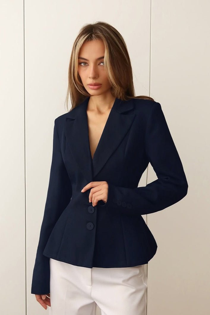 Blazer Valerie entallado con escote en V y hombreras