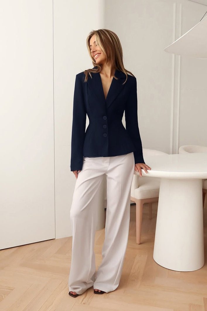 Blazer Valerie entallado con escote en V y hombreras