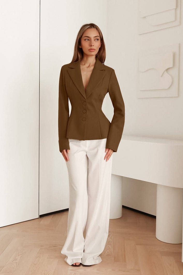 Blazer Valerie entallado con escote en V y hombreras