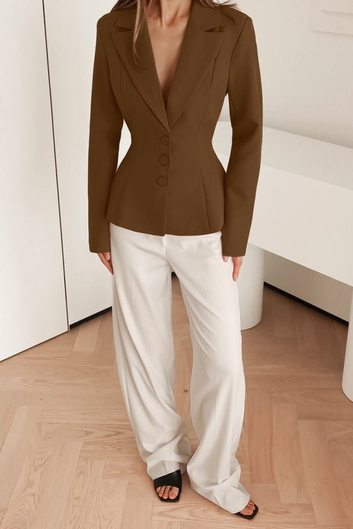 Blazer Valerie entallado con escote en V y hombreras