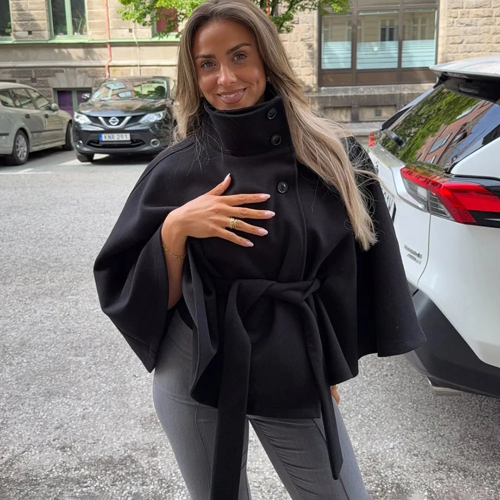 Chaqueta de lana con cuello alto y cordones