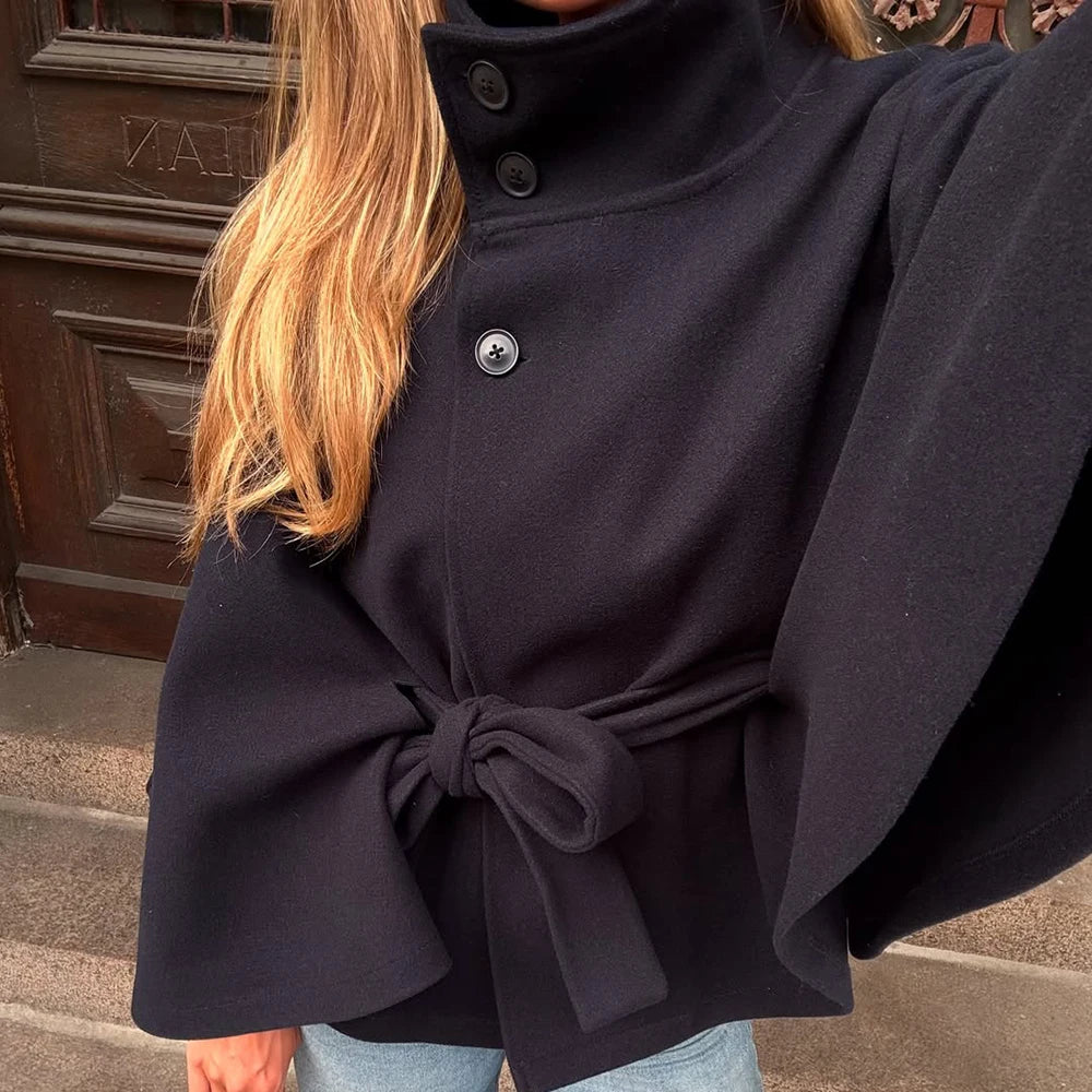 Chaqueta de lana con cuello alto y cordones
