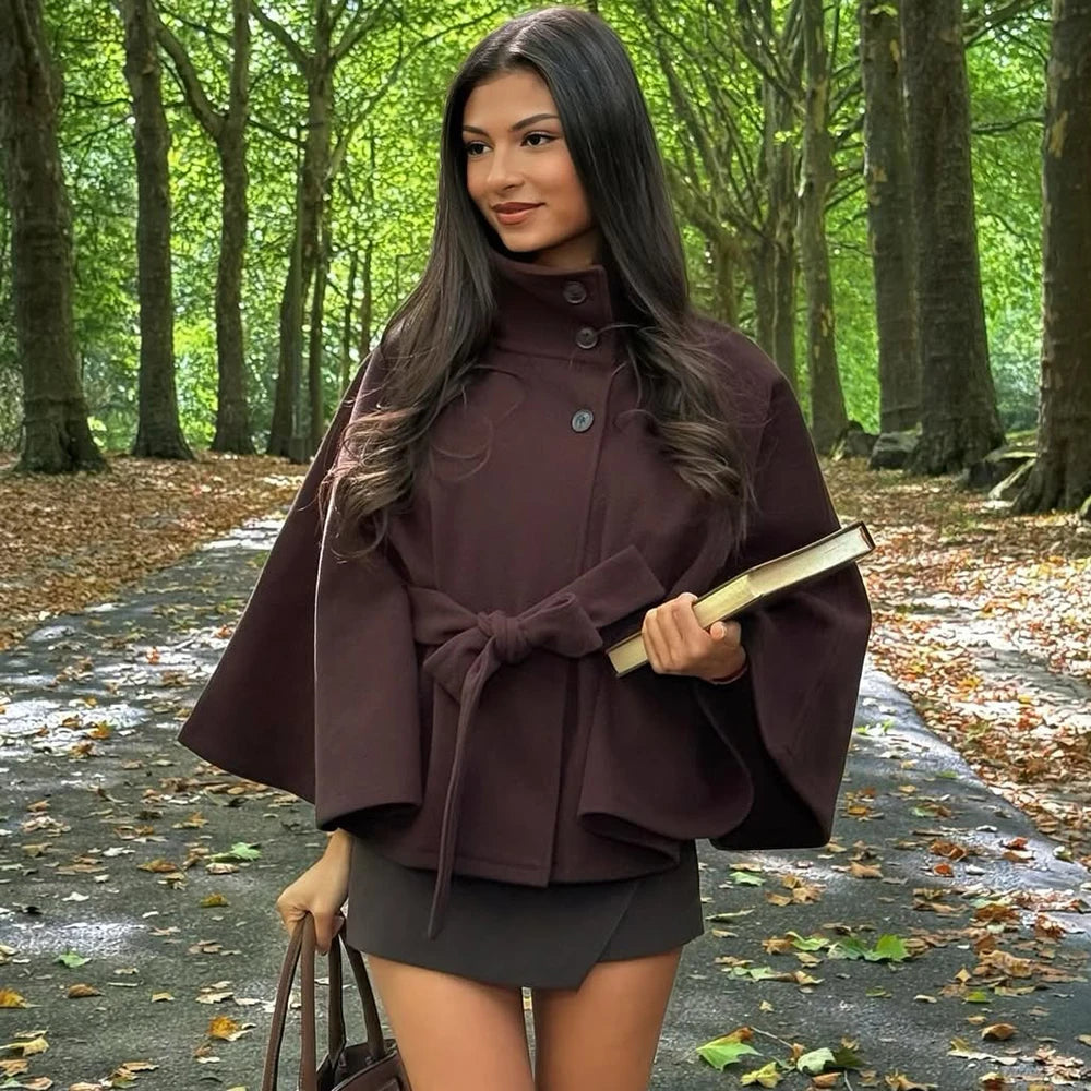 Chaqueta de lana con cuello alto y cordones
