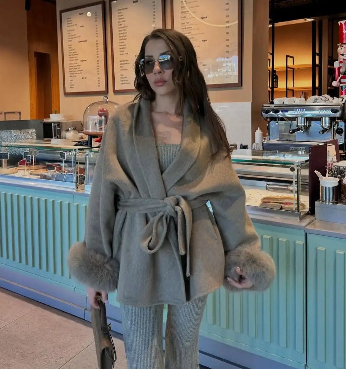 Abrigo cruzado de lana con puño de piel de zorro