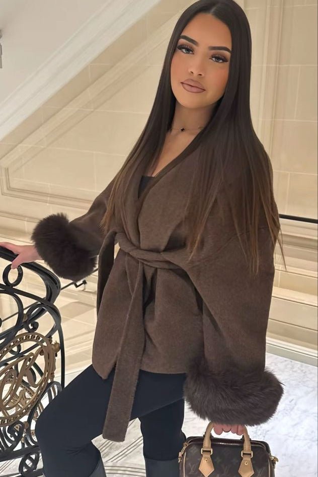 Abrigo cruzado de lana con puño de piel de zorro