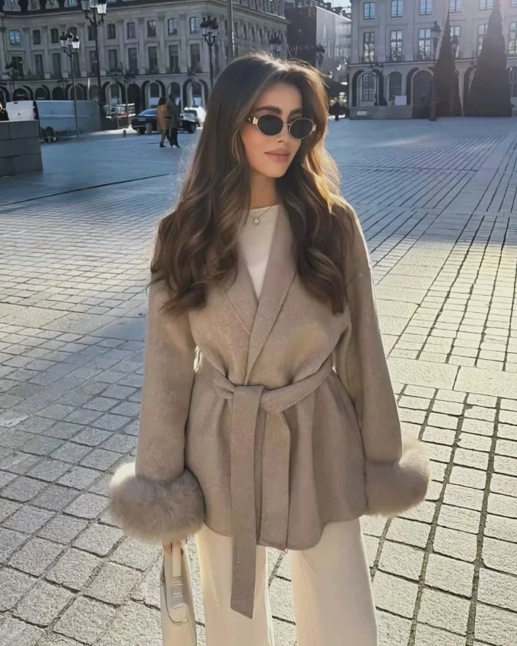 Abrigo cruzado de lana con puño de piel de zorro
