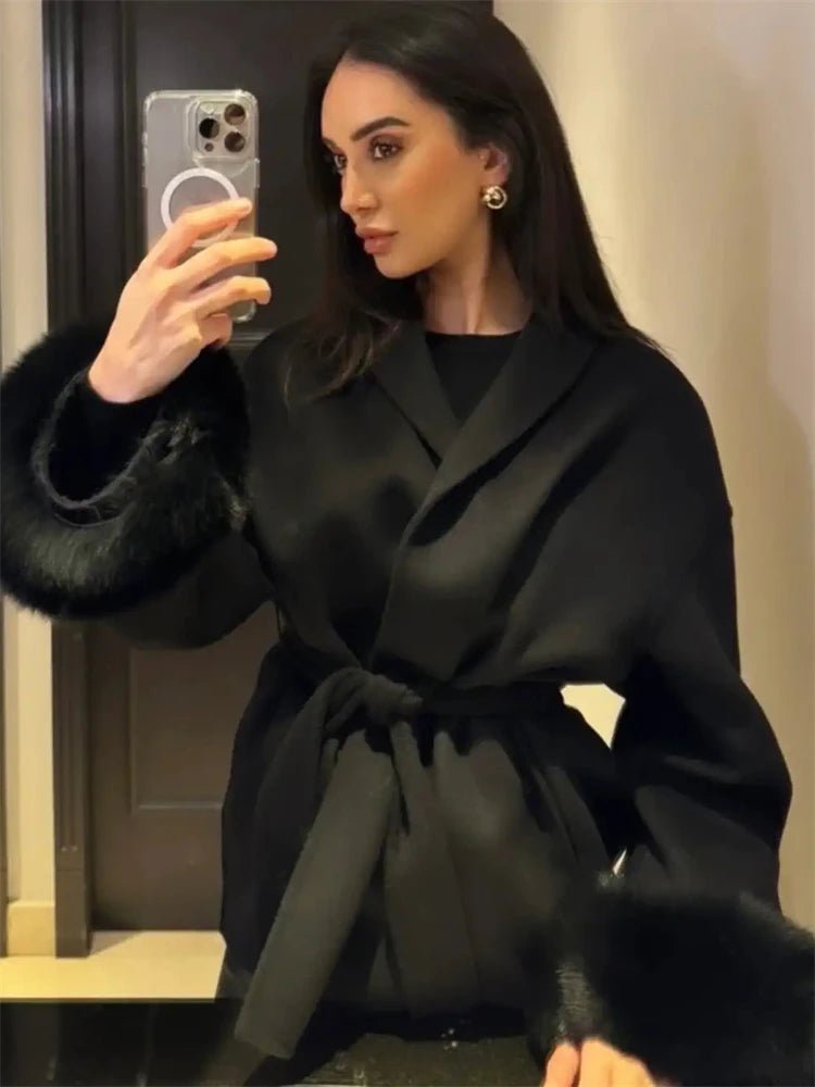 Abrigo cruzado de lana con puño de piel de zorro