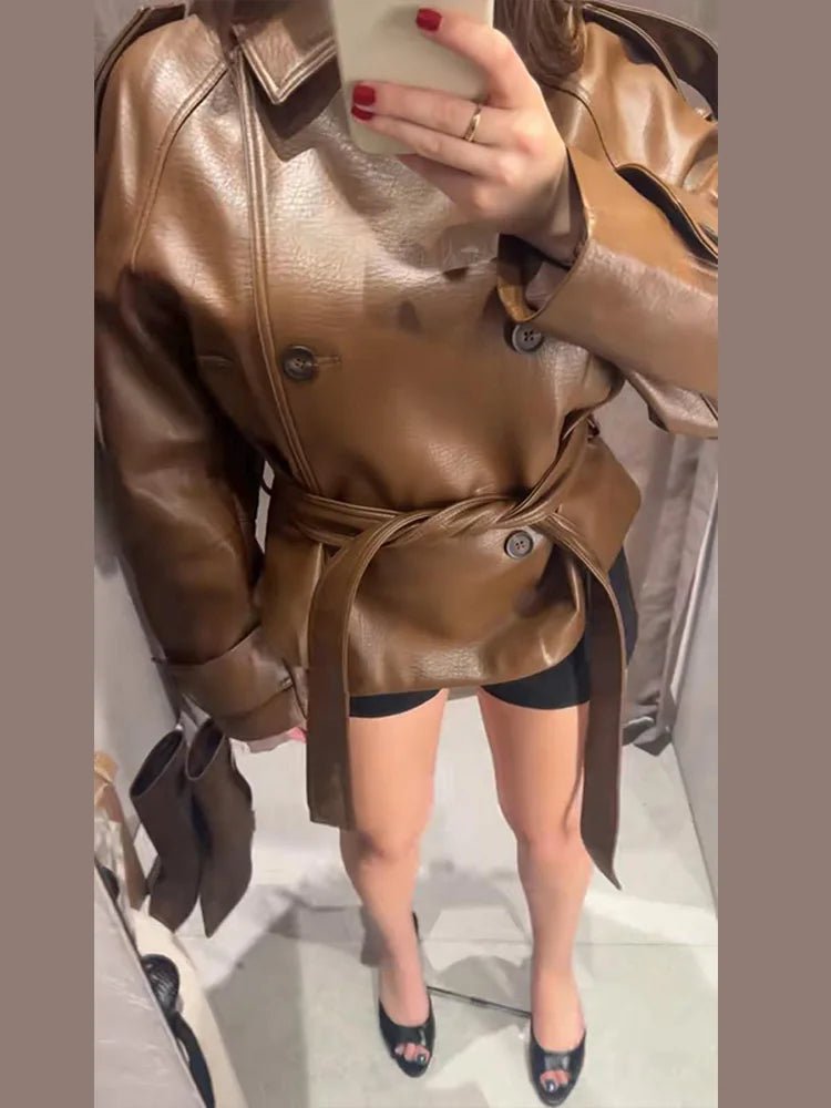 Gabardina de cuero sintético Xylia con cinturón