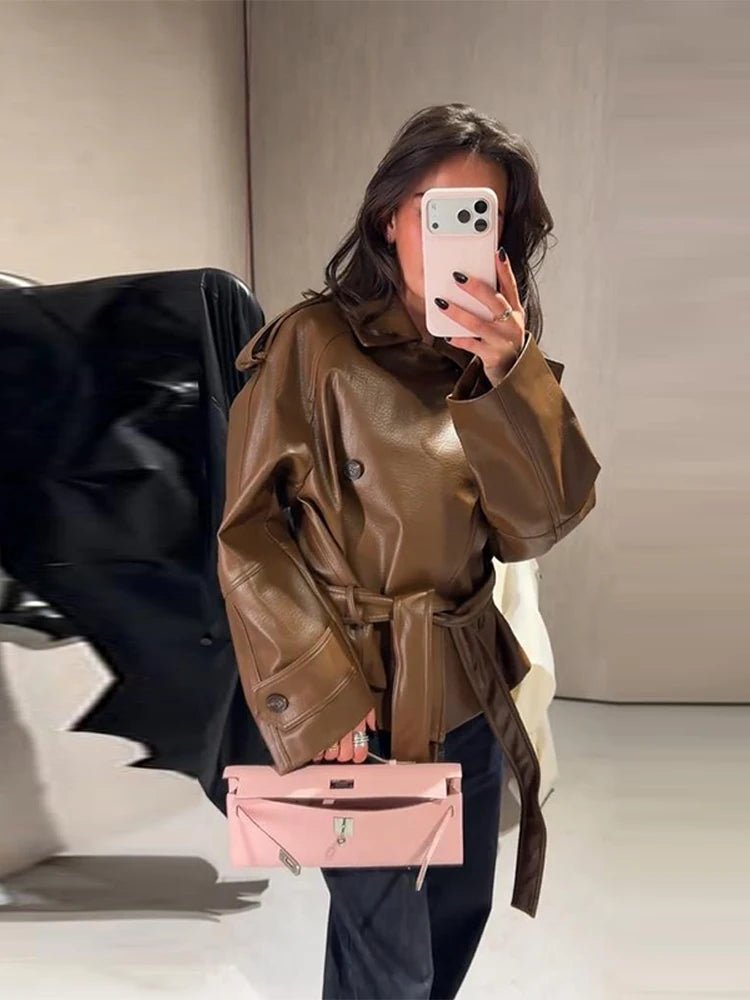 Gabardina de cuero sintético Xylia con cinturón