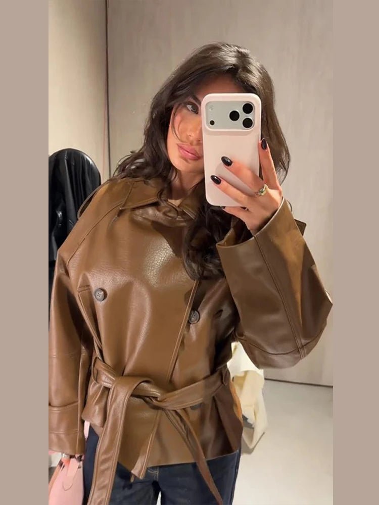 Gabardina de cuero sintético Xylia con cinturón