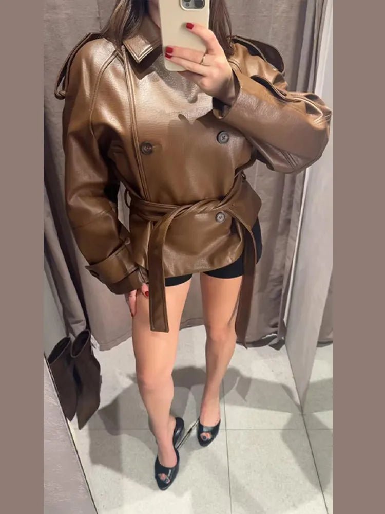 Gabardina de cuero sintético Xylia con cinturón