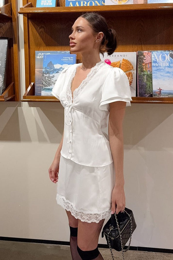 Conjunto Zoe de falda de satén y encaje con escote en V y cintura ajustable